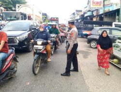 Personel Polsek Bagan Sinembah Gelar Pengaturan Lalu Lintas di Jalan Jenderal Sudirman