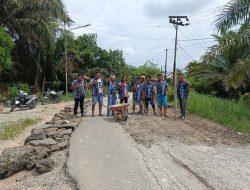 Jalan Rusak di Rumbai Barat Resahkan Warga, PAC IPK Rumbai Barat Turun Tangan Perbaiki Akses Vital