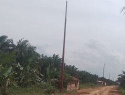Penantian Panjang Berbuah Terang, Warga Lintas Ampean–Panipahan Sambut Hadirnya Tiang Listrik