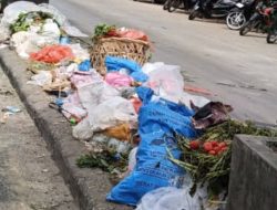 Trotoar Lintas Sumatera Jadi TPA Dadakan ,Sampah Kepung Pajak Lama Bagan Batu