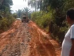 PKS PT GBR Perbaiki Jalan Sei Daun–Simpang Stop, Dukung Kelancaran Aktivitas Warga Bakti Makmur
