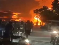 Kebakaran Hebat Landa Pasar Lama Pekan Tebih, Puluhan Rumah Hangus Dilalap Api