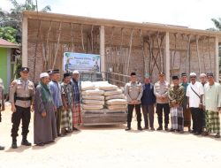 KAPOLRES ROKAN HILIR BERIKAN BANTUAN 50 SAK SEMEN UNTUK PEMBANGUNAN MASJID NURUL MU’MININ DI BULAN SUCI RAMADHAN 1447 H