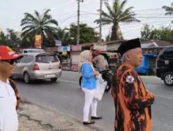 Waka 1 Ria Setiawan Pimpin Aksi Takjil Gratis Hari ke-7, MPC Pemuda Pancasila Rohil Prioritaskan Pengguna Jalan