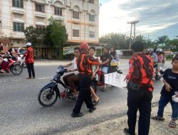 Ratusan Paket Takjil MPC PP Rohil Habis dalam Sekejap , Warga dan Pengguna Jalan Antusias Menerima 