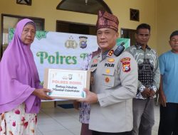 POLRES ROHIL PEDULI KAUM DHUAFA, KAPOLRES ROKAN HILIR SALURKAN 30 PAKET SEMBAKO DI SIMPANG KANAN