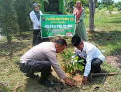 Polsek TPTM Gelar Green Policing, Tanam Pohon di Kantor KUA Melayu Besar