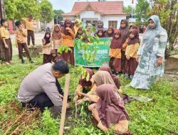 Edukasi Lingkungan Sejak Dini, Polsek TPTM Tanam Bibit Matoa Bersama Guru dan Siswa