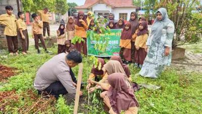 Edukasi Lingkungan Sejak Dini, Polsek TPTM Tanam Bibit Matoa Bersama Guru dan Siswa