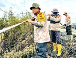 Kapolres Rohil Pimpin Pemadaman Karhutla di Tanah Putih