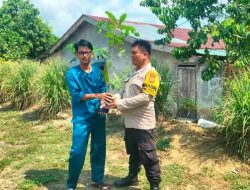 Polsek TPTM Bagikan Bibit Pohon Usai Salat Idulfitri 1447 H