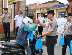 Menginspirasi! Kapolres Muara Enim Turun Langsung ke Jalan, Bagikan Takjil Penuh Kehangatan