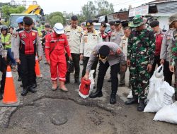 Polres Muara Enim Pimpin Gerakan Belida ASRI, Jalan Berlubang di Terminal Kota Ditambal