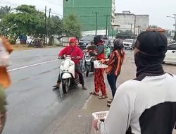 Usai Hujan Deras, Tim Takjil Gratis Tetap Solid Berbagi di Hari ke-24 Ramadan