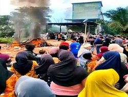 Ricuh Aksi Warga Tolak Peredaran Sabu di Pasir Limau Kapas