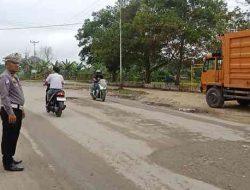 Polsek Pujud Gelar Strong Point Pagi, Lalu Lintas Terpantau Ramai Lancar