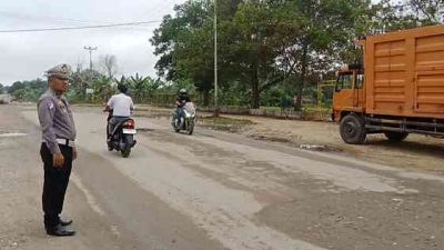 Polsek Pujud Gelar Strong Point Pagi, Lalu Lintas Terpantau Ramai Lancar