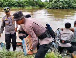 Polsek TPTM dan Warga Lanjutkan Renovasi Jembatan Merah Putih di Rohil, Progres Capai 85 Persen