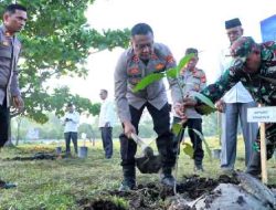 Peringati Hari Bumi, Kapolres Rohil Gelar Kegiatan Tanam Pohon di Panipahan 