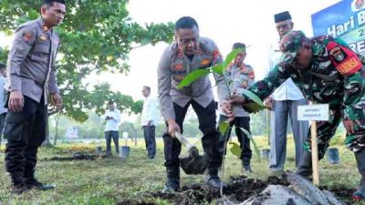 Peringati Hari Bumi, Kapolres Rohil Gelar Kegiatan Tanam Pohon di Panipahan 