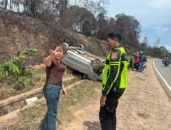 Quick Respon Polsek Nongsa: Mobil Avanza Terbalik Akibat Pecah Ban di Kabil, Lalu Lintas Sempat Macet