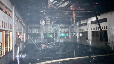 API MENGAMUK TANPA AMPUN!” Aula SMP Al Hitidyah Ludes Dilalap Si Jago Merah, Ledakan Misterius Awali Kebakaran