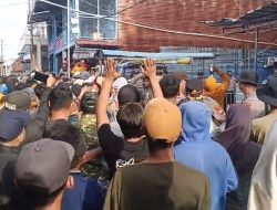 PANIPAHAN KIAN MEMANAS! Ratusan Massa Serbu Karaoke Diduga Sarang Maksiat, Teras Dihujani Batu!”