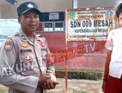 Kapolsek TPTM Serahkan Seragam Sekolah untuk Siswa Kurang Mampu di Pelosok Rohil