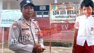 Kapolsek TPTM Serahkan Seragam Sekolah untuk Siswa Kurang Mampu di Pelosok Rohil