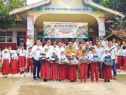 PT SIA Salurkan Beasiswa dan Perlengkapan Sekolah untuk 57 Siswa SDN 002 Bahtera Makmur Kota 