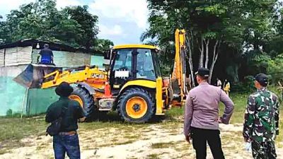 Polsek Tanah Putih Tertibkan Bangunan Liar dan Kafe Remang-Remang di Kawasan Simpang Mayat
