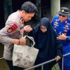 Aksi Humanis AKP Bonardo Purba Kasat Polairud Rohil Saat Membantu Penumpang Kapal