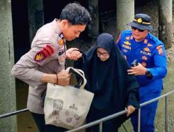 Aksi Humanis AKP Bonardo Purba Kasat Polairud Rohil Saat Membantu Penumpang Kapal