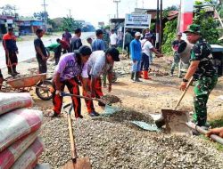 PAC PP Bangko Pusako Bersama Koramil 05 Perbaiki Akses Jalan Rusak Menuju ke Sekolah 