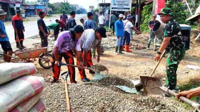 PAC PP Bangko Pusako Bersama Koramil 05 Perbaiki Akses Jalan Rusak Menuju ke Sekolah 