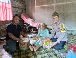 Polsek Bagan Sinembah Tebar Kepedulian Melalui Program Jumat Sedekah, Warga Kurang Mampu Terima Bantuan Sembako