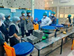 Polsek TPTM Melawan Kawal Penyaluran 2.765 Porsi Makan Bergizi Gratis ke 11 Sekolah