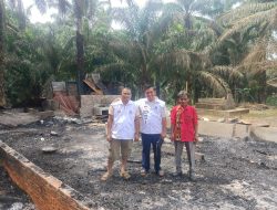 Anggota DPRD Rohil Komisi B Lambok Siadari Tunjukkan Kepedulian, Kunjungi Korban Kebakaran di Bakti Makmur