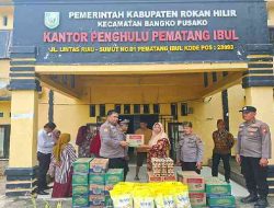 Puting Beliung Terjang Pematang Ibul, Polres Rohil Salurkan Sembako