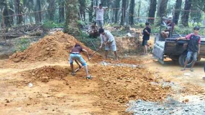 Warga Balai Jaya Gotong Royong Perbaiki Jalan Rusak