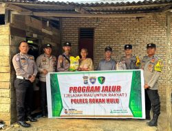Polsek Kunto Darussalam Jangkau Warga Pinggiran Sungai Rokan Lewat Program JALUR, Salurkan Bansos dan Layanan Kesehatan