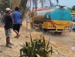 Di Tengah Aksi Protes Warga, PT GBR Turun Langsung Bantu Siram Jalan dengan 15 Ribu Liter Air