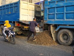 Truk Fuso Bermuatan Batu Kerikil  Disenggol Colt Diesel, Muatan Tumpah di Jalinsum Aek Nabara