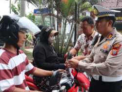 Polres Langkat Bagikan 500 Bendera Merah Putih, Bangkitkan Semangat Kemerdekaan di Tengah Masyarakat