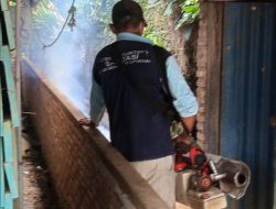 Sigap Cegah DBD, PJ Penghulu Bakti Makmur Musriandi Koordinasi dengan Puskesmas Lakukan Fogging di Rumah Warga