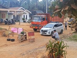 Warga Simpang Joko dan Simpang Acong Tutup Jalan, Protes Debu Tebal Tak Kunjung Disiram