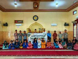 Peduli Anak Yatim, Kapolres Rohil Melalui Kapolsek Rantau Kopar Serahkan Santunan di Masjid Istiqomah