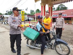 Jum’at Berkah, Polisi Bagikan Nasi Kotak Kepada masyarakat Bahorok