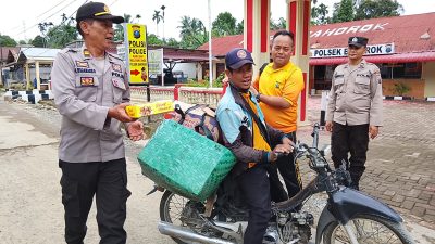 Jum’at Berkah, Polisi Bagikan Nasi Kotak Kepada masyarakat Bahorok