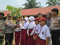 📰 Tanam 100 Pohon, Polsek Simpang Kanan Dukung Program 1 Juta Pohon Kapolda Riau